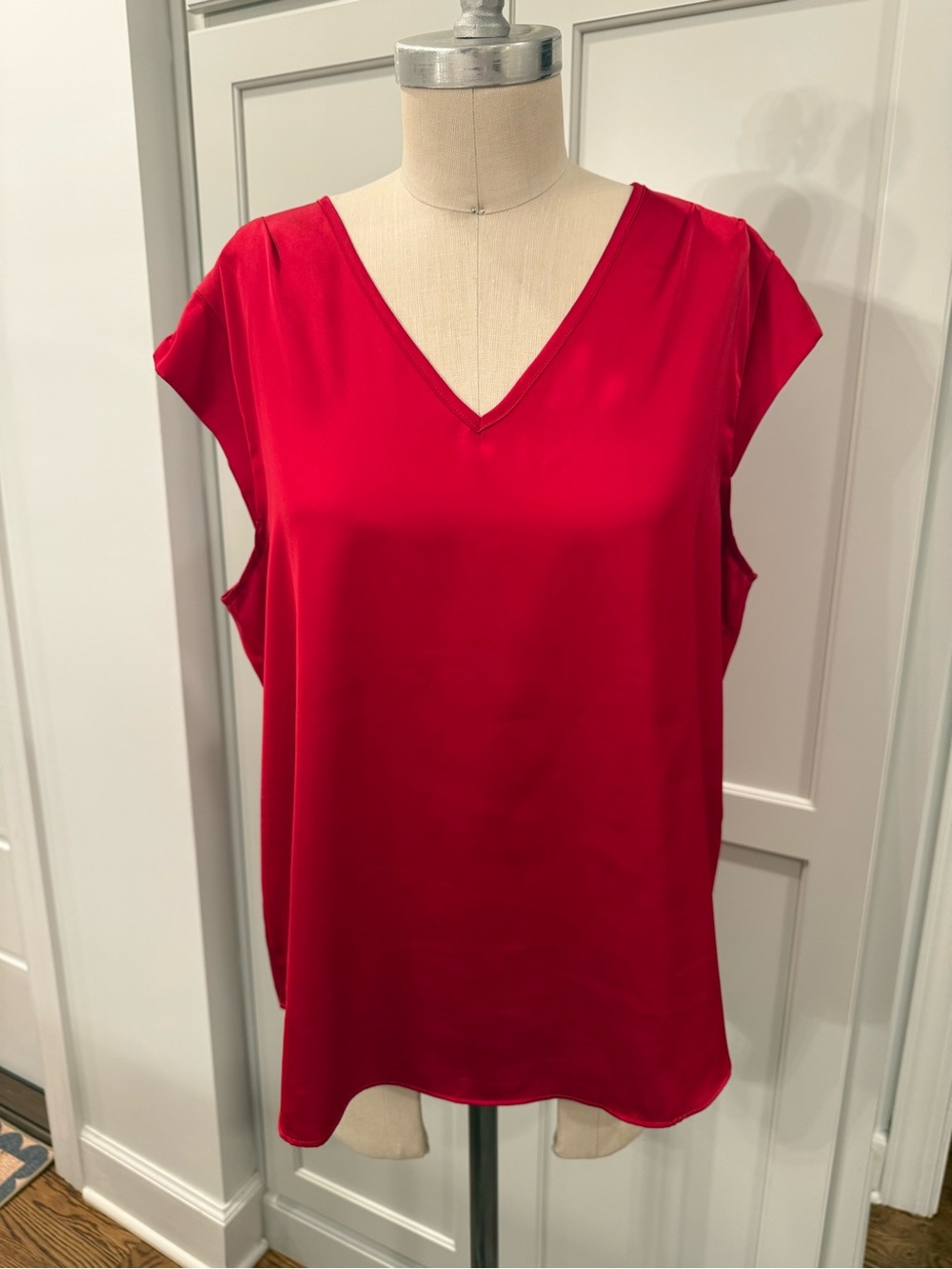 Montgomery Post. Large. Red Polyester Blend Women’s Shell Top. Machine Washable.